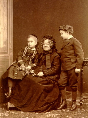 Zulma et ses petits enfants Madeleine et Gaston Zulma et ses petits enfants Madeleine et Gaston